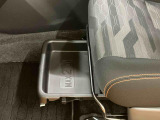 助手席シートアンダートレイ