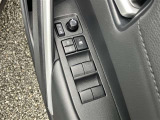 運転席扉内側部分です。【パワーウィンドウ】で窓の開け閉めもラクラクですね!
