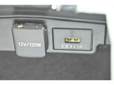 充電用USB端子付き。スマートフォンなどの充電に便利です。