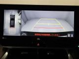 パノラミックビューモニターを装備。駐車場や交差点でクルマを真上から見るように周囲を確認できます。機能の詳細は販売店スタッフまでおたずねください。