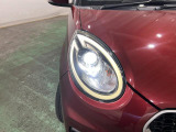 白く明るい光で夜間走行をサポートするLEDヘッドランプを搭載