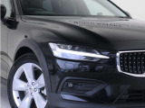 ひときわ印象的なT字型のLEDヘッドライトは、新世代のボルボを象徴するユニークなアイコンとなっています。LEDデイタイム・ランニング・ライトやポジションライト、ウインカーの役割も果たします。