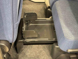 中敷きを立ち上げれば、倒れやすい荷物も安定して積める置きラクボックスが標準装備