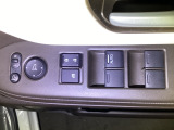 電動格納式リモコンドアミラーと、パワーウィンドウスイッチ等は運転席ドアにあります。