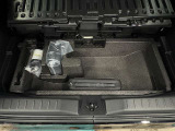 ラゲッジスペースの下にもさらに収納スペースがございます!コンパクトな軽自動車でも荷物を載せられる工夫が詰まっています!