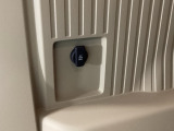 荷室にも【アクセサリーソケット(電源ソケット)】電源からケーブルをつなげば、スマートフォンなどの電子機器の充電などを行うことができます!