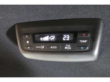 リア席用エアコン操作スイッチで快適温度に調整してくれます。季節の変わり目のわずらわしさはありませんね♪