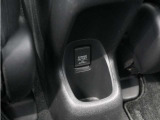 電源ソケットは後席用にも装備されています。長時間のドライブも安心です。