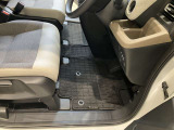 用品としてフロアマットを装備しております。すぐにお乗りいただけます!