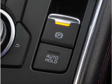 【オートホールド】停車中にブレーキペダルから足を放しても、ブレーキを自動的に制御して、車両の停車状態を保持する機能です。信号待ちなどの停車時に運転者の負担を軽減します。