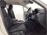女性でも運転がしやすいように、シートの高さ調整機能(シートリフター)がついています。広い足元にゆったり座れるシートには肘掛も装備しており長距離の運転でも疲れにくいシートです。