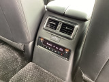 CX-80では後席専用のエアコンユニットを全車標準装備。後席用のシートヒーターも搭載し快適なドライブを楽しめます。