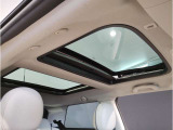 【サンルーフ】サンルーフ装備車両のため、車内の空気の入替も可能です。天井が広く、明るく見えるため、同じ車内のサイズでも開放感があり広く見えます。