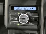 「AUTO」スイッチで車内の温度を一定に保ってくれるオートエアコン。快適装備の代名詞。もちろんマニュアル操作も可能ですよ。