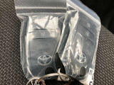 今のクルマには当然のように付いていますが、やっぱりあると便利なスマートキー。ボタン一つでクルマの鍵の開閉が可能です。