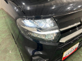 白く明るい光で夜間走行をサポートするLEDヘッドランプを搭載