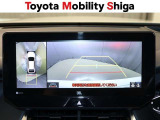 後方確認に便利なバックモニタ-を装備しています。天井から映したように見えるパノラミックビューモニター機能付きです。
