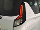 急ブレーキを後続車にお知らせするエマージェンシーストップシグナル機能付きLEDリヤコンビネーションランプ(LEDストップランプ)