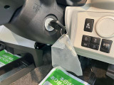 エンジンオイル、オイルエレメント、ワイパーゴム交換。その他バッテリーやベルト類など点検の上、必要な場合には交換してお渡します。