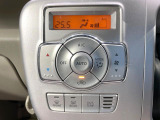 【オートエアコン】一度お好みの温度に設定すれば、車内の温度を検知し風量や温度を自動で調整。暑い&hellip;寒い&hellip;と何度もスイッチ操作をする必要はありません。快適な車内空間には必須の機能ですね♪