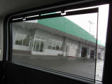 ■ロールサンシェード■乗車中の眩しさを軽減する装備を両側スライドドアに用意!使用しない時は、ドアパネル内部に収納可能になっています♪