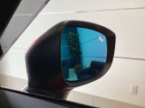 後方から車両が追い上げてきた際には、ブラインドスポットモニタリングのLEDが点灯します。