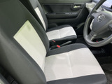 シンプルで使いやすい内装。操作系の配置も工夫されており、ドライバーの運転をサポートします。快適な空間設計です。