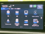 ラジオ、CD、USBなど、様々なメディアからお好みの音楽を楽しめます。ドライブ中の気分転換に最適な機能です。