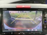 【リヤカメラ・ワイドビュー】後方を広く映し出し、左右からの接近車両や歩行者も確認しやすいビューです。