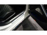 メルセデスジャパンが定めるサーティファイドカー(認定中古車)として登録を致しますので、納車時にはタイヤやバッテリー等も規定以下の数値であれば、整備代金を頂かず、無償で交換となります。ご安心下さい。