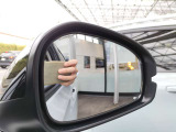 ミラーでは死角になりやすい後側方に車両を検知したときにお知らせしてくれる安全装備がついております!
