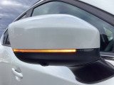 車両幅方向において外側にレイアウトされるので、第三者が視認しやすいドアミラーウィンカー!
