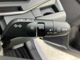 視認性の高いウインカーレバーで、安全な車線変更をサポートします。操作も簡単で、安心して使用いただけます。