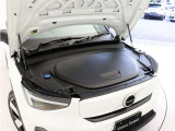 エンジンルームがないため、荷物を収納することができます。スリムなルーフラインからは想像もできないほどの積載能力を秘めています。