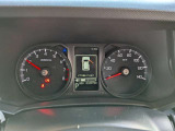 走行に必要な情報をシンプルに伝えるメーターパネル。運転中も直感的に状況を把握できます。