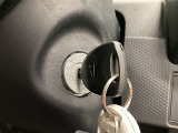 イグニッションキーです。鍵を挿し込んでぐるっと時計回りに回すとエンジンが始動できます。
