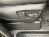 運転席はシート上下アジャスター付きですので運転する方の体型にかかわらず最適なドライビングポジションを確保できます♪