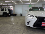 当店では専任のメカニックが大切なお客様のお車を一台一台丁寧に整備いたします。自社認証工場にてリフトアップし下回りまでキッチリ検査いたします。