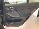 軽快なハンドリングと安定感ある走りが、BMWらしいドライビングフィールを感じさせます。
