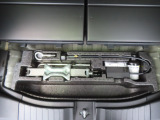 【車載工具】パンクなどのもしもの時に役立つ車載工具があります。ジャッキなどが装備されています。