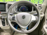 インテリアに合わせたデザインのステアリングは、運転される方のことも考え、運転しやすい形状、大きさです。是非一度、実際に触ってお確かめください。