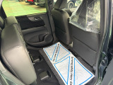後ろの席のシートの座席は持ち上げて固定することもできて、背の高い荷物も積むこともできますよ♪