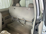 リアシートの座面を起こすと、後ろの荷室に載らないような荷物も載せる事が可能です。