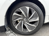 純正アルミホイールです。タイヤサイズは、215/50R17です。