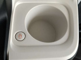 ホットドリンクをちょうど良い温度でキープしてくれる保温機能付きのホッとカップホルダを装備。体を冷やしたくない女性にうれしい装備を揃え、冬の寒い日や寒冷地でのドライブを快適にします。