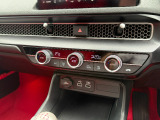 左右独立温度コントロール式・フルオート・エアコンディショナーです。運転席・助手席それぞれで温度調整が可能です。
