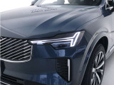 ひときわ印象的なT字型のLEDヘッドライトは、新世代のボルボを象徴するユニークなアイコンとなっています。LEDデイタイム・ランニング・ライトやポジションライト、ウインカーの役割も果たします。