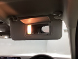 運転席のサンバイザーは照明付きのバニティミラーがついています。