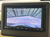 【バックカメラ】駐車時に後方がリアルタイム映像で確認できます。大型商業施設や立体駐車場での駐車時や、夜間のバック時に大活躍!運転スキルに関わらず、今や必須となった装備のひとつです!