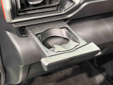 プッシュ式オートオープンカップホルダーが助手席にも装備